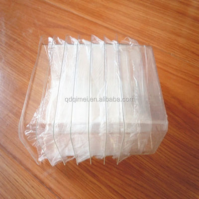 Bequem gestaltete Plastikmessbecher für eine genaue Medikamentendosierung